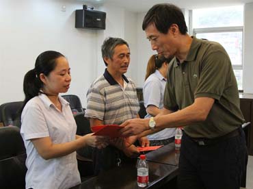 省總工會(huì)黨組書記、副主席陳震一行到順昌虹潤(rùn)精密儀器有限公司慰問困難職工